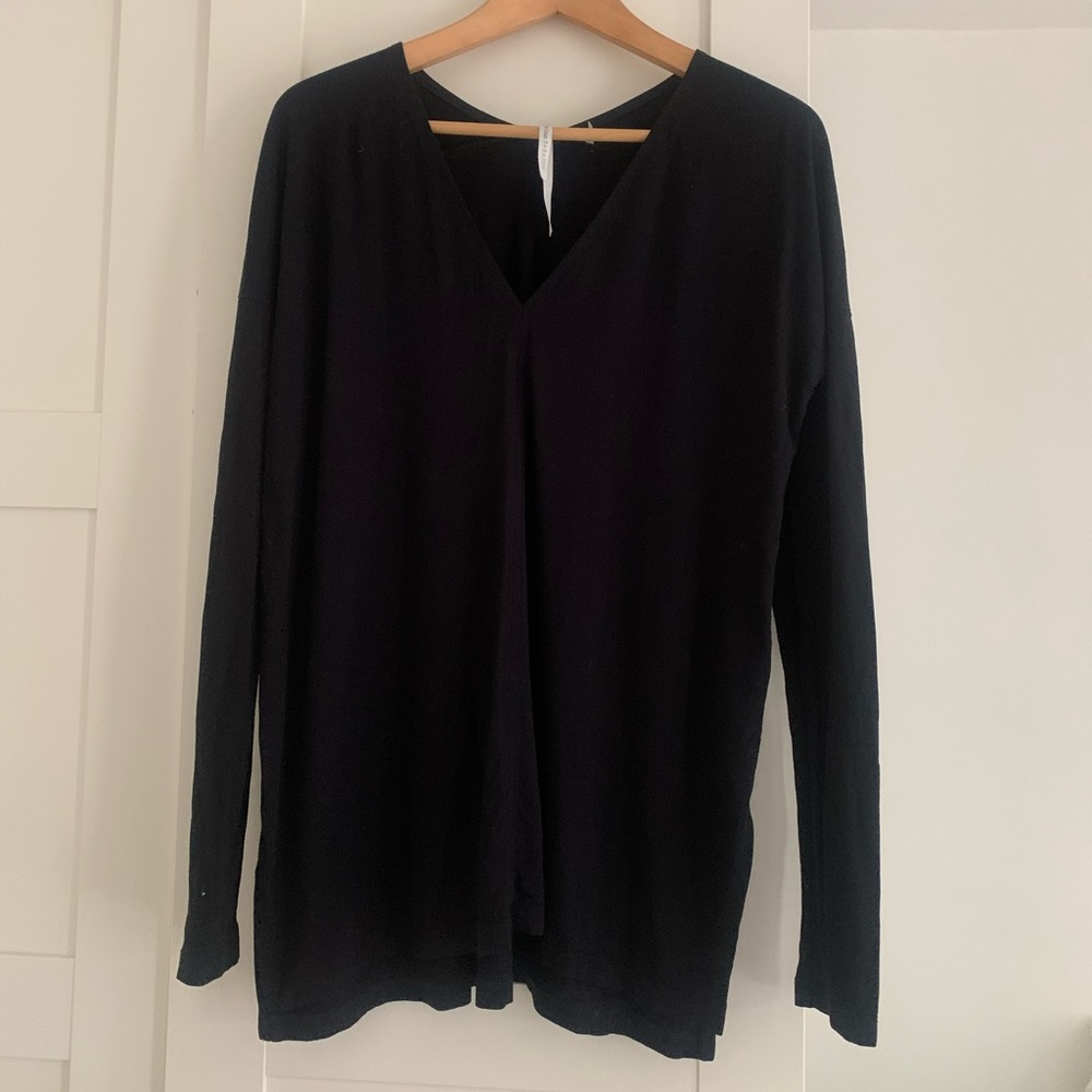 The Group Babaton jersey knot top